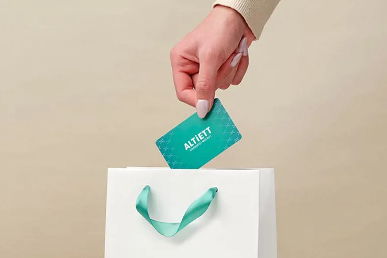 Altiett Gavekort Alti_gaveposehvit_Web Art